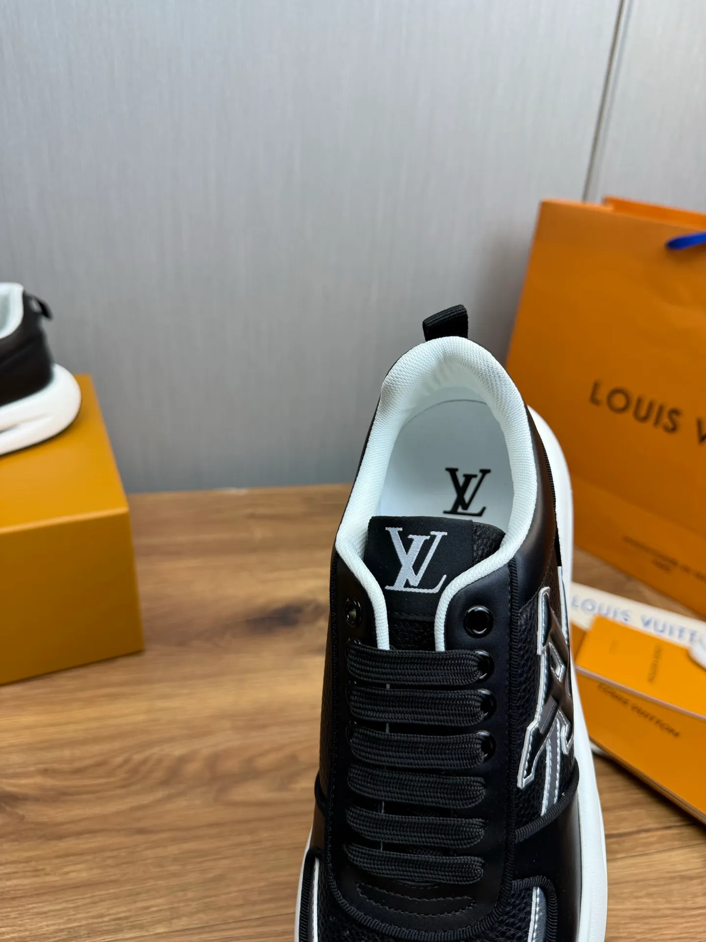 Men's shoes 💰820💰 Lv. Top purchasing agent 🇮🇹 Louis Vuitton, sports shoes counter synchronization, uppers imported from Italy, high-quality splicing and complex handicrafts, imported mesh pads are soft and comfortable, soles: original factory special soles, TPU exclusive movable molded soles super comfortable, original factory single goods, 🔍🔍high quality, you can enter and exit the counter at will, welcome to compare, code number 38-44 (Customized 38.45)
